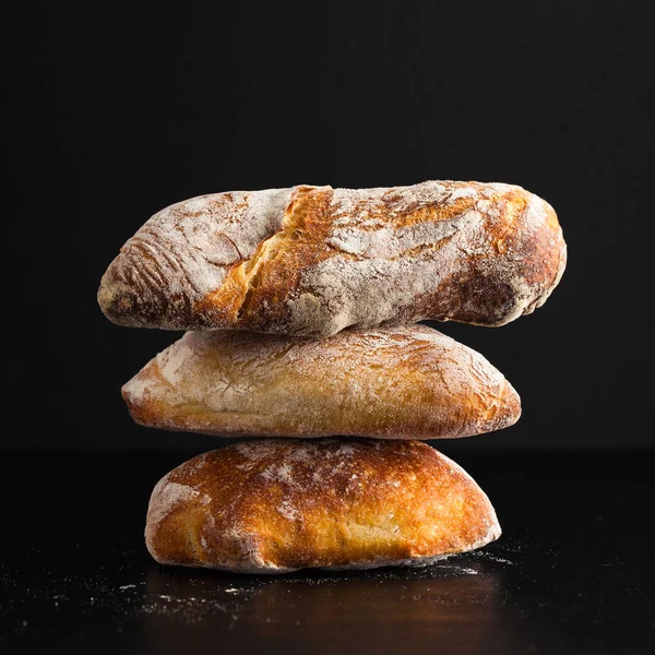 Een Stapel Van Vers Italiaans Brood Zwarte Achtergrond — Stockfoto