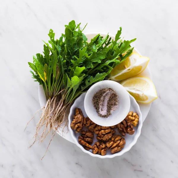 roka ve ceviz pesto yapmak için malzemeler. Salatalar, makarnalar ve aperatifler için yaz Akdeniz sosu. Sağlıklı gıda