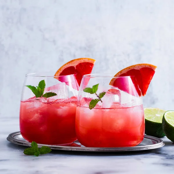 greyfurt ve buz mermer bir tabloda bardaklarda alkollü kokteyl Paloma. limon suyu ile serinletici içecek