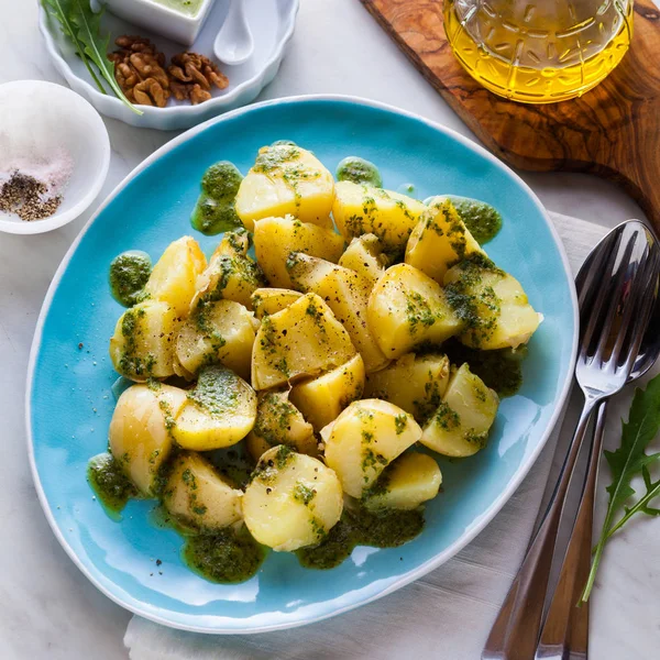 Young Potatoes Steamed Pesto Arugula Nuts Tasty Healthy Summer Food — Stock Photo, Image