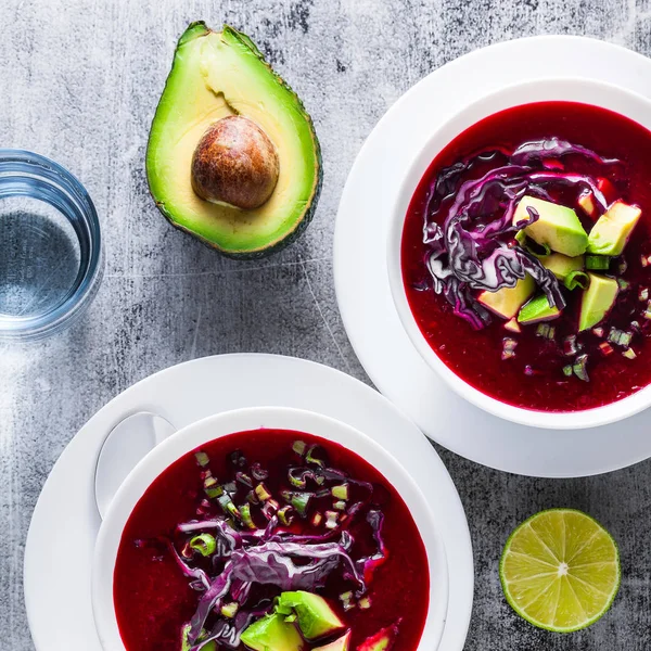 taze kırmızı sebze ve avokado masaya bir tabak içinde ham ham çorba. sağlıklı yaz detoks diyet