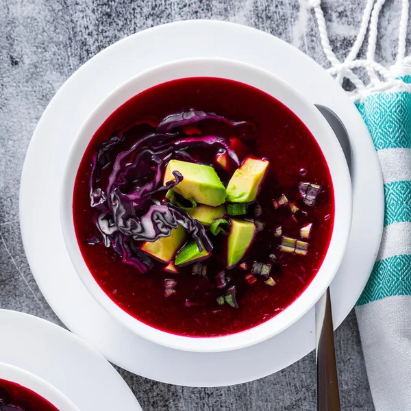 taze kırmızı sebze ve avokado masaya bir tabak içinde ham ham çorba. sağlıklı yaz detoks diyet