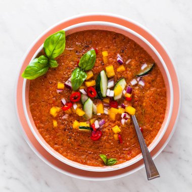 kırmızı sebze ve zeytinyağı soğanlı çiğ taze ferahlatıcı çorba. sağlıklı gıda ve yaz menüsü