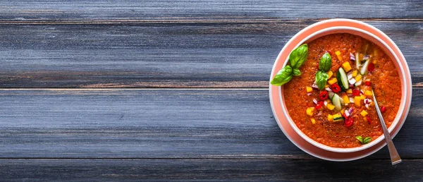 Geleneksel İspanyol Endülüs Kremalı Domates çorbası - salmorejo. Salmorejo veya gaspaço kremalı çorba gri kupa