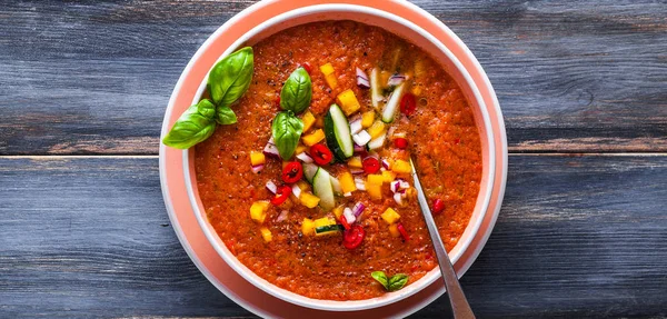 Geleneksel İspanyol Endülüs Kremalı Domates çorbası - salmorejo. Salmorejo veya gaspaço kremalı çorba gri kupa