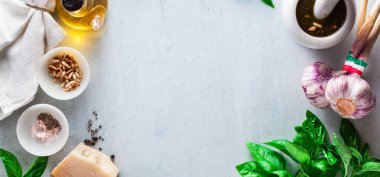 İtalyan Klasik yeşil pesto fesleğen sos yemek için taze malzemelerle afiş. çam fıstığı, sarımsak ve parmesan peyniri. kopya alanı