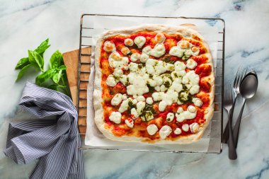 Ev yapımı pizza margarita mermer bir tablo üzerinde kare. Klasik İtalyan mutfağı