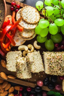 Kaju fıstığı iştah açıcı bir masada çiğ vegan peynir. birlikte kutlamak için sağlıklı atıştırmalıklar