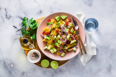 ızgarada mısır, avokado salatası mavi soğan ve acı biber. sağlıklı yaz kahvaltı ve öğle yemeği. kopya alanı