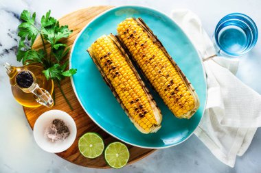taze olgun yaz beyaz mermer masada Mısır ızgara. sağlıklı snack