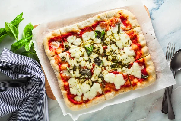 Pizza Margarita Maison Carrée Sur Une Table Marbre Cuisine Italienne — Photo