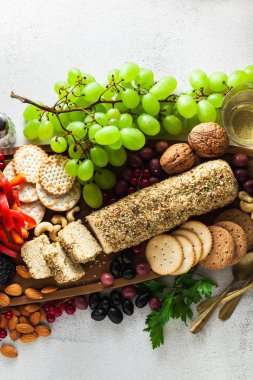 Kaju fıstığı iştah açıcı bir masada çiğ vegan peynir. sağlıklı aperatifler için kutluyor birlikte ve beyaz şarap