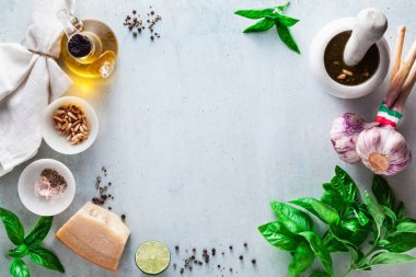 İtalyan Klasik yeşil pesto fesleğen sos yemek için taze malzemeler. çam fıstığı, sarımsak ve parmesan peyniri. kopya alanı