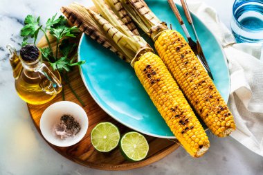 taze olgun yaz beyaz mermer masada Mısır ızgara. sağlıklı snack