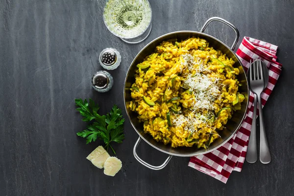 Plato Italiano Amarillo Risotto Milanés Con Azafrán Calabacín Queso Parmesano —  Fotos de Stock