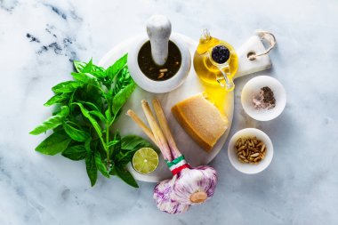 İtalyan Klasik yeşil pesto fesleğen sos yemek için taze malzemeler. çam fıstığı, sarımsak ve parmesan peyniri. beyaz mermer masaya