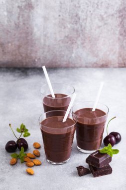 Kara Orman smoothies gri yüzeyi tablo. çikolatalı milkshake ile fındık ve kiraz