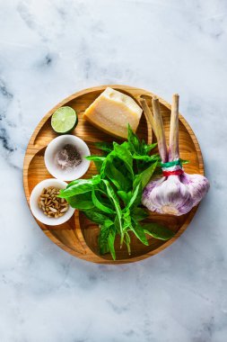 İtalyan Klasik yeşil pesto fesleğen sos yemek için taze malzemeler. çam fıstığı, sarımsak ve parmesan peyniri. beyaz mermer masaya