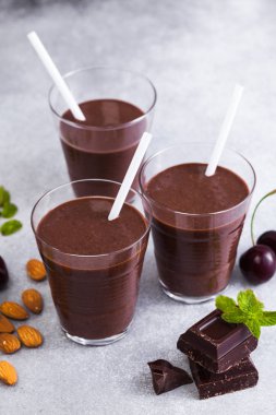 Kara Orman smoothies gri yüzeyi tablo. çikolatalı milkshake ile fındık ve kiraz