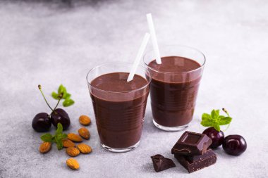 Kara Orman smoothies gri yüzeyi tablo. çikolatalı milkshake ile fındık ve kiraz