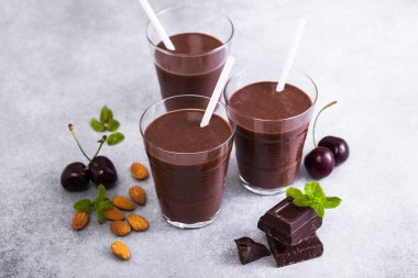 Kiraz ve badem ile çikolatalı tatlılar. bir tabloda gri taş. Sporcular ve gurmeler Vegan protein içki