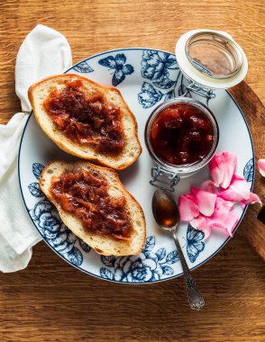 taze ev yapımı reçel gül yaptı. Yaz koruma. ahşap bir masaya