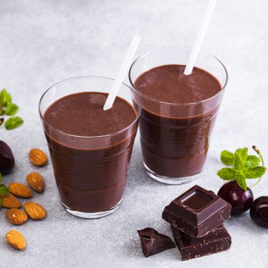 Kara Orman smoothies gri yüzeyi tablo. çikolatalı milkshake ile fındık ve kiraz