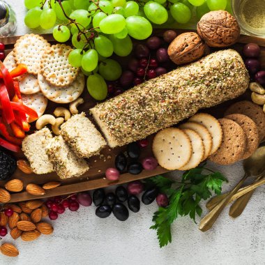 Kaju fıstığı iştah açıcı bir masada çiğ vegan peynir. sağlıklı aperatifler için kutluyor birlikte ve beyaz şarap