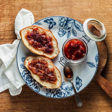 taze ev yapımı reçel gül yaptı. Yaz koruma. ahşap bir masaya