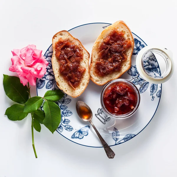 Frisch Gemachte Hausgemachte Marmelade Aus Rosen Sommerschutz Isoliert Auf Weiß — Stockfoto