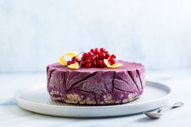 donmuş blueberry limon pasta dondurma ve pasta üzerinde taze çilek mermer bir masada hazır. Yaz Festival tatlı