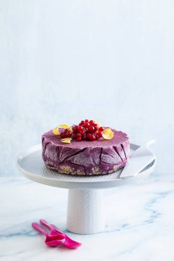 donmuş blueberry limon pasta dondurma ve pasta üzerinde taze çilek mermer bir masada hazır. Yaz Festival tatlı