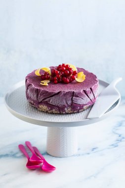 donmuş blueberry limon pasta dondurma ve pasta üzerinde taze çilek mermer bir masada hazır. Yaz Festival tatlı