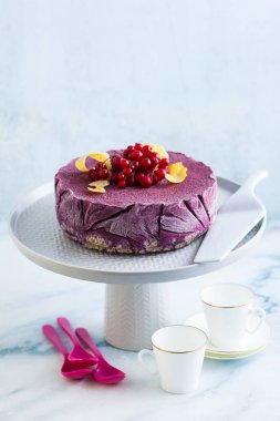 donmuş blueberry limon pasta dondurma ve pasta üzerinde taze çilek mermer bir masada hazır. Yaz Festival tatlı