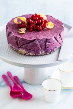 donmuş blueberry limon pasta dondurma ve pasta üzerinde taze çilek mermer bir masada hazır. Yaz Festival tatlı