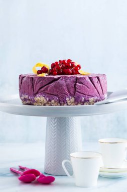 donmuş blueberry limon pasta dondurma ve pasta üzerinde taze çilek mermer bir masada hazır. Yaz Festival tatlı