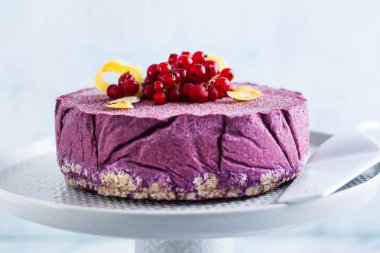 Kaju fıstığı ve yaban mersini çiğ vegan kek. sağlıklı tatlılar. süt, un ve ücretsiz gluten. mermer bir masada