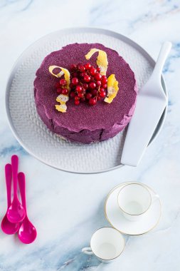 Kaju fıstığı ve yaban mersini çiğ vegan kek. sağlıklı tatlılar. süt, un ve ücretsiz gluten. mermer bir masada