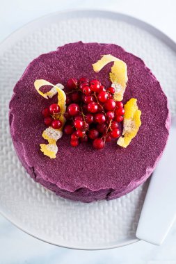 Kaju fıstığı ve yaban mersini çiğ vegan kek. sağlıklı tatlılar. süt, un ve ücretsiz gluten. mermer bir masada