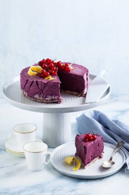 Kaju fıstığı ve yaban mersini çiğ vegan kek. sağlıklı tatlılar. süt, un ve ücretsiz gluten. mermer bir masada