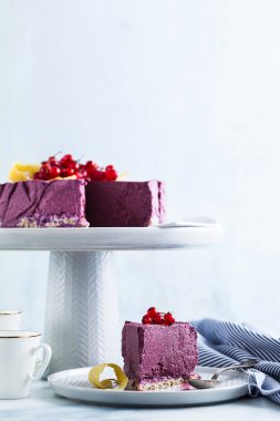 Kaju fıstığı ve yaban mersini çiğ vegan kek. sağlıklı tatlılar. süt, un ve ücretsiz gluten. mermer bir masada