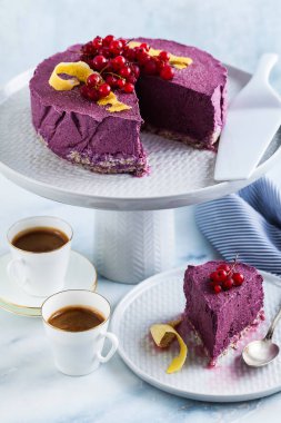 Kaju fıstığı ve yaban mersini çiğ vegan kek. sağlıklı tatlılar. süt, un ve ücretsiz gluten. ve iki mermer bir masada kahve espresso fincan