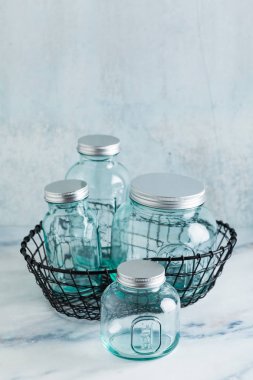 Cam kavanozlar en hazır sterilizasyon ve konserve için. mermer masasına yemek korunması.