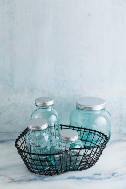 Cam kavanozlar en hazır sterilizasyon ve konserve için. mermer masasına yemek korunması.