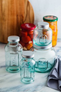 Cam kavanozlar en hazır sterilizasyon ve konserve için. mermer masasına yemek korunması.