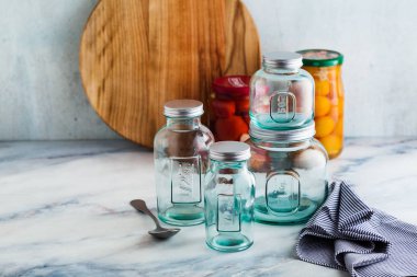 Cam kavanozlar en hazır sterilizasyon ve konserve için. mermer masasına yemek korunması.