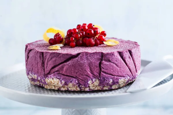 Kaju fıstığı ve yaban mersini çiğ vegan kek. sağlıklı tatlılar. süt, un ve ücretsiz gluten. mermer bir masada