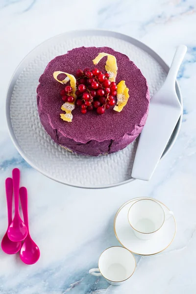 Kaju fıstığı ve yaban mersini çiğ vegan kek. sağlıklı tatlılar. süt, un ve ücretsiz gluten. mermer bir masada