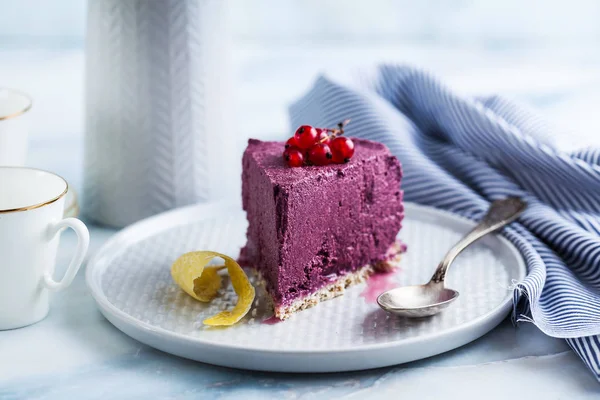 Kaju fıstığı ve yaban mersini çiğ vegan kek. sağlıklı tatlılar. süt, un ve ücretsiz gluten. mermer bir masada