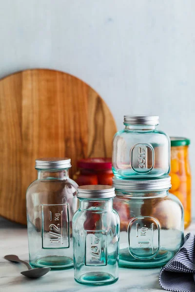 Cam kavanozlar en hazır sterilizasyon ve konserve için. mermer masasına yemek korunması.